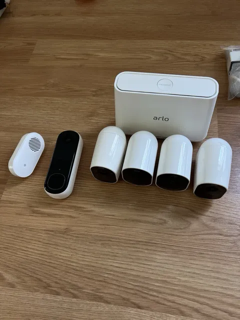 Arlo Wireless Wi-Fi Security System 4 Cameras with video doorbell and chime