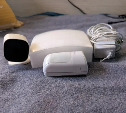 Alarm.com ADC-V515 Wi-Fi IP Security Camera w/ Keypad & Power Adapter, White