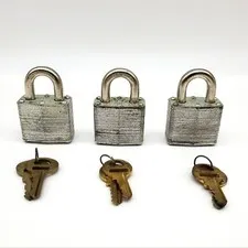 3x Master Lock Padlocks No 3 0.75" L x 0.30" D Shackle 1.5" Body Keyed Diff NOS
