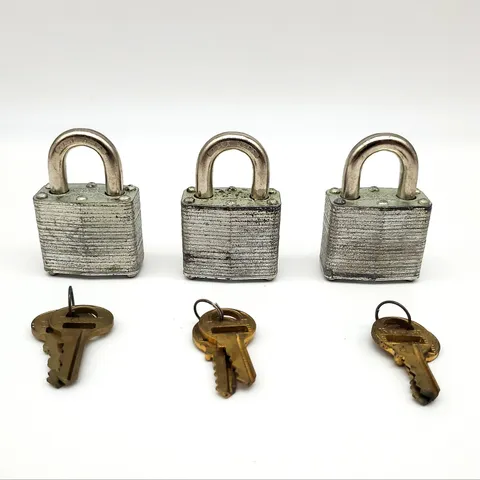 3x Master Lock Padlocks No 3 0.75" L x 0.30" D Shackle 1.5" Body Keyed Diff NOS