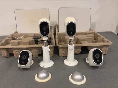 Arlo Netgear 4 Cameras And 2 Hub Cloud With Charger VMB3000 & VMC3030 4