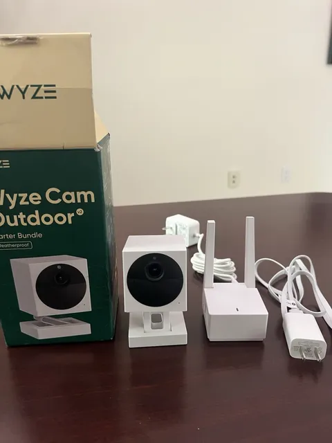 Wyze Cam WVOD2 Wireless Indoor/outdoor Security Camera & Hub Starter Bundle.