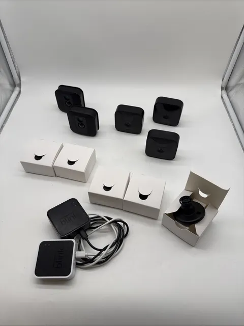 2x Blink XT Outdoor Add-On Security Camera BCM00600U & 3x BCM00400U W/ Mounts
