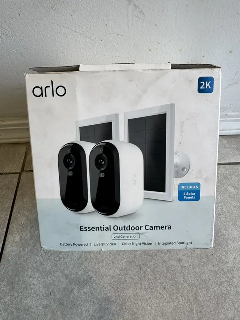 Combo Arlo 2-Camera Outdoor 2K Include 2 Solar Panel & 3 light pack