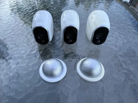 3 Netgear Arlo VMC3030 Add-on HD Indoor / Outdoor Security Cameras 2 Mounts