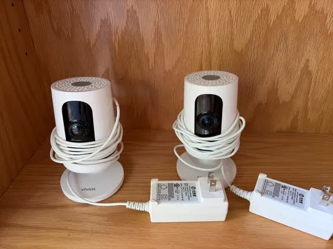 Vivint Ping Indoor 1080p Wi-Fi Security Camera V-CAM1 With Power Supply