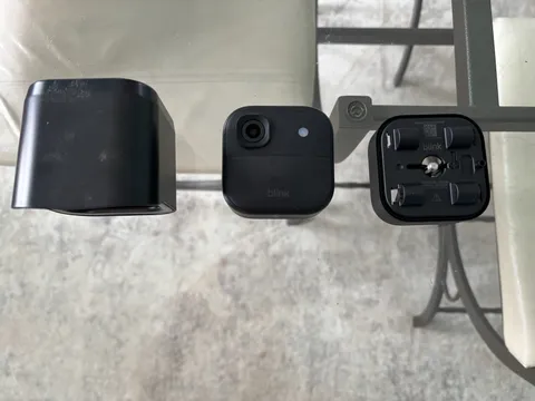 Blink Outdoor 4 Camera 2k With Mount, Housing, Battery Extension Pack 