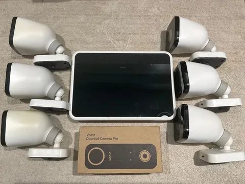 Lot of 6 Vivint Outdoor Cameras Pro VS-ODC300-WHT door bell camera + smart hub