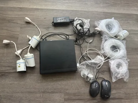 ZMODO KT7204AD 4 Ch Digital Vid Recorder w/ 4 Camera & Cables Works!! EXTRAS