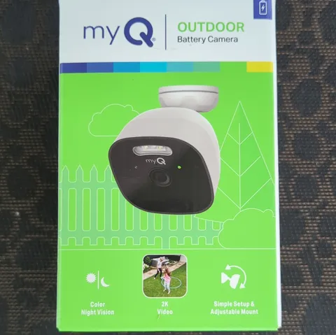 myQ 2K Wireless Outdoor Battery Camera Color Night Vision Spotlight MYQ-C39VXXW