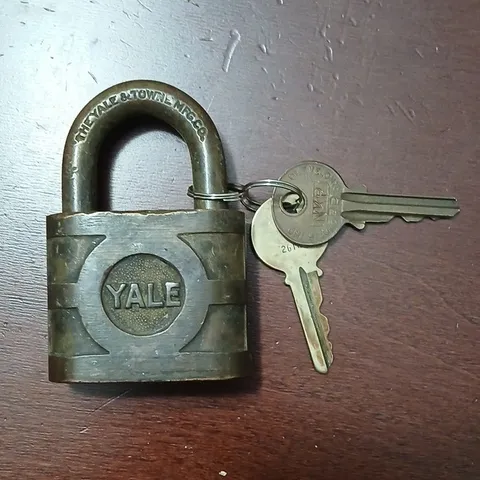 Yale & Towne Mfg Co Keyed Padlock, Antique Brass Finish, Brown, 2 Keys