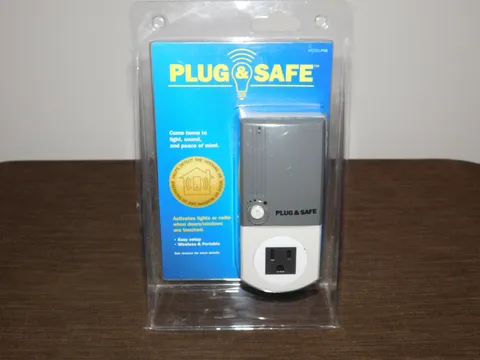 PLUG & SAFE HOME SECURITY ACTIVATES LIGHTS or RADIO WIRELESS PORTABLE NEW
