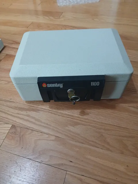 Sentry 1100 Portable Fire Safe Security Box Chest Lockbox w/  1 Key