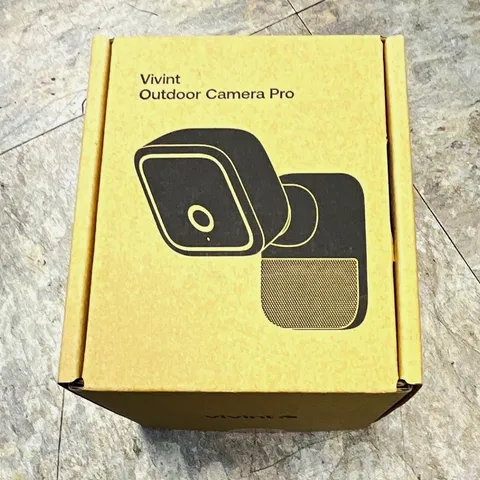 Vivint Outdoor Camera Pro Wi-Fi IP Outdoor/Weatherproof White VS-ODC400-WHT