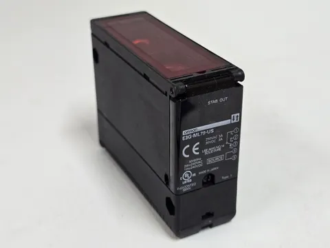 Omron E3G-ML79-US Photoelectric Sensor Relay Output Background Suppression