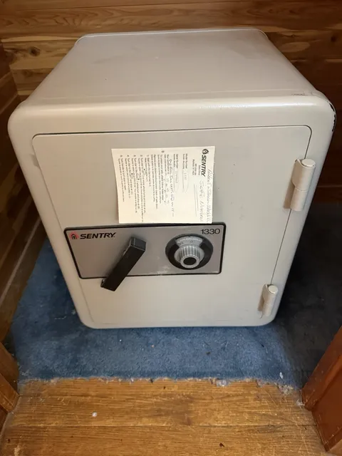Sentry Safe Model 1330 LOCAL PICKUP ONLY   BALTIMORE