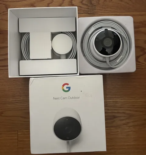 New Google Nest Cam Outdoor 1st Gen A0033 (NC2100ES) - Open Box !