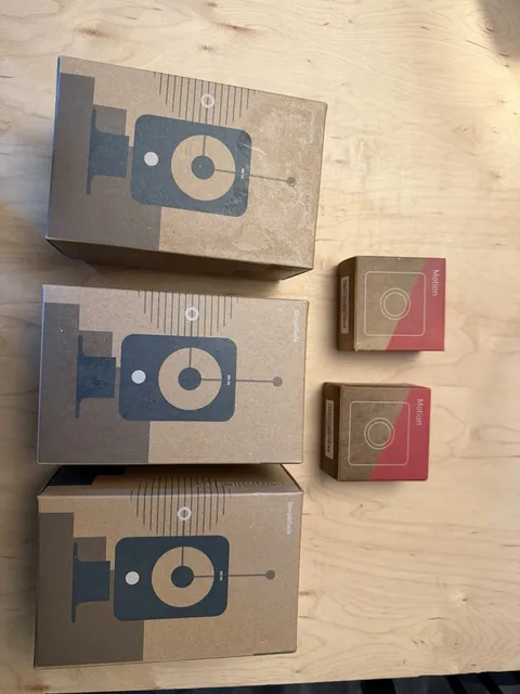 Lot of 3 simplisafe indoor cameras and two motion sensors