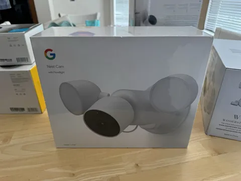 Google Nest Cam w/ Floodlight Outdoor Wi-Fi 1080p Color White 1-Camera