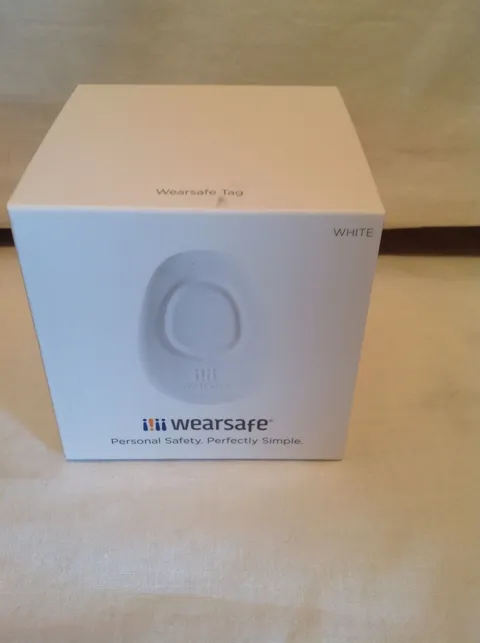 Wearsafe Tag With 1 Year Unisex White Water Resistant Battery Subscription