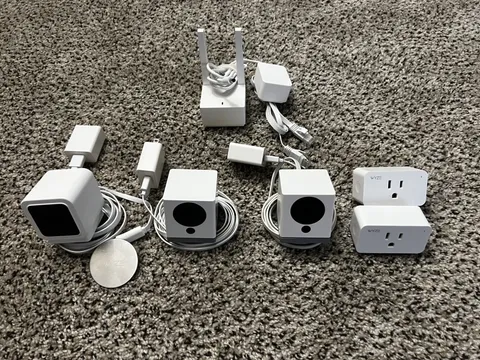 Lot of 6 Wyze Cam v2 (x2)+ Cam v3 + Wyze Base Station + Wyze Plugs (x2)+ Cables