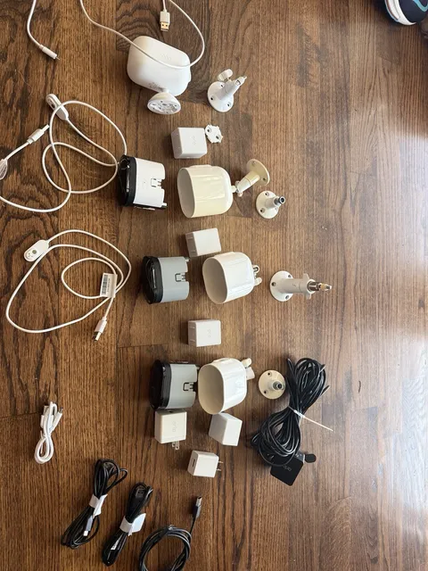 Arlo Pro 4 Essential Security Camera Lot 4 Cameras, Solar Panel, Batteries works