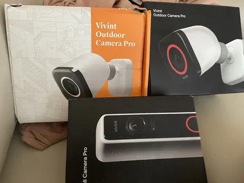 2 Vivint OutDoor Camera Pro  Weatherproof Wireless Wi-Fi IP 1080p 1 doorbell cam