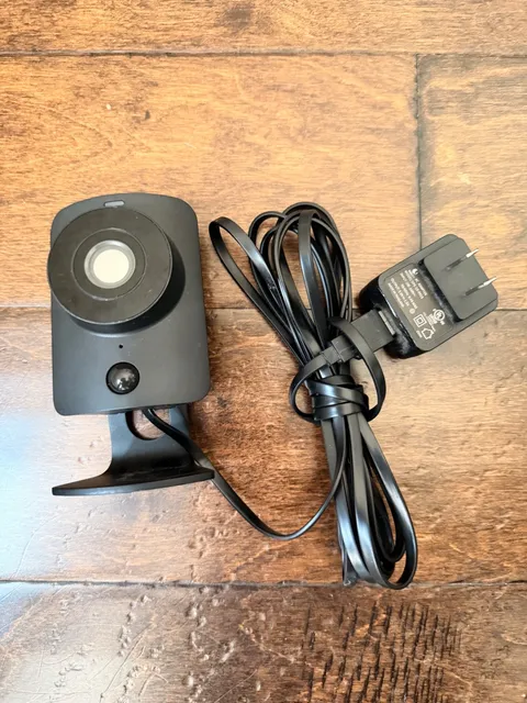 SimpliSafe Indoor Camera Wi-Fi HD Security Camera SSCM1 + Wall Charger + cord !!