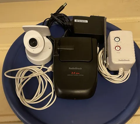 RadioShack 2.4GHz Wireless CCTV Color Camera Audio w/ Receiver & Power Supply