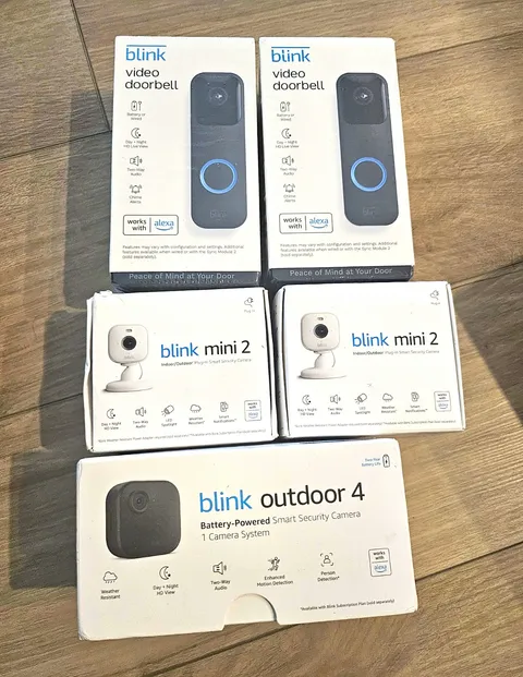 1 Blink Outdoor 4 1080p 1 Camera System Black, 2 Video Doorbell ,2 Mini2 Bundle