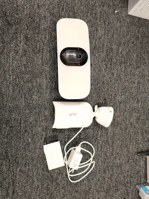 Arlo FB1001-WHITE Pro 3 Floodlight Camera Wire-Free, 2K Video HDR G3