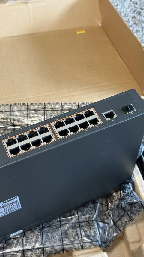Lorex ACCLPS263B 16-Channel Port PoE + 1 LAN