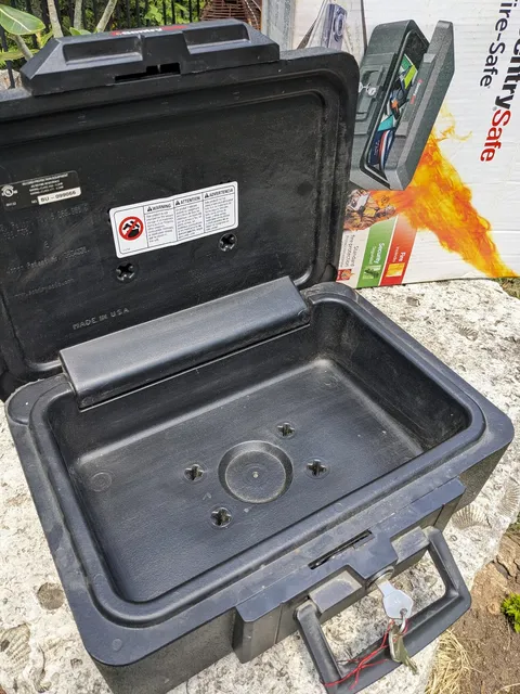 Sentry Safe 1100 Fire Safe 2 Keys Excellent Condition Black