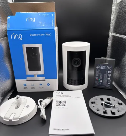 Ring Outdoor Cam Plus, Battery or Plug-In Wide-Angle 2K Video White New Openbox