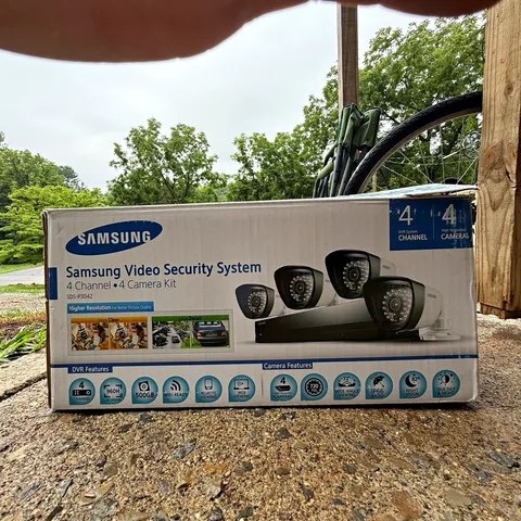 Samsung SDS-P3042 4-Channel DVR 4-Camera 500GB Wired Night Vision System