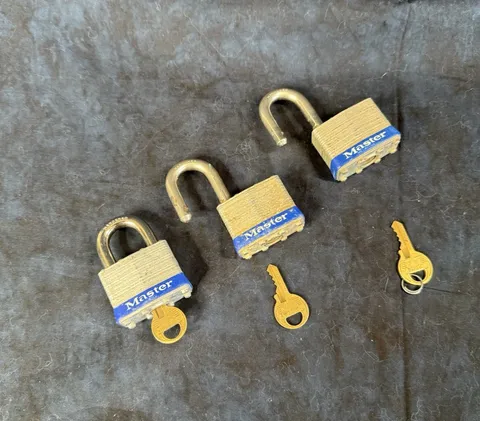 3 Master Lock No1  Keyed Alike  (3 Keys ) Padlock Lockout 3/4" Shackle