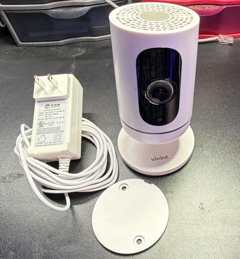 Vivint IP Security Camera 1080p Wi-Fi Wired 12V Wall Plug Adapter Mount Plate
