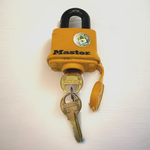 Master Lock Heavy Duty Padlock 315KAD Tough Under Fire Weather Resistant 2 Keys